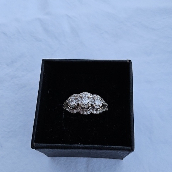 DIAMOND n WHITE GOLD Elegant White Gold Triple-Stone Women's Ring - Picture 2 of 2